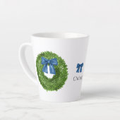 Boxwood Wreath mit Blue Bow-Keramik Milchtasse (Linke Ecke)