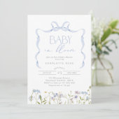 Boy Baby in Bloom Blue Bow Blumendusche Einladung (Stehend Vorderseite)