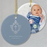 Boy Baptisk Dusty Blue Vintag Cross in Wappen Keramik Ornament<br><div class="desc">Ein elegantes religiöses Design mit einem Kreuz in einem Vintagen Wappen, geeignet für die Taufe eines Jungen. Das Wappen und das Kreuz sind Imitate silberne Folie, der Hintergrund ist staubblau. Unter dem Wappen, in kleinen Kappen, gibt es den Namen, den Anlass und das Datum, in einer ähnlichen Farbe. Das Vintage...</div>