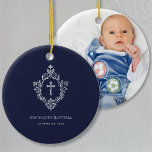 Boy Baptisse Navy Blue Cross in Wappen Imitate Sil Keramik Ornament<br><div class="desc">Ein elegantes religiöses Design mit einem Kreuz in einem Vintagen Wappen, geeignet für die Taufe eines Jungen. Das Wappen und das Kreuz sind Imitate silberne Folie, der Hintergrund ist marineblau. Unter dem Wappen, in kleinen Kappen, gibt es den Namen, den Anlass und das Datum, in einer ähnlichen Farbe. Das Vintage...</div>