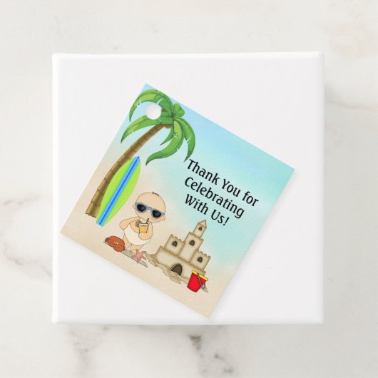 Boy Beach Baby Sandcastle in Surfboard Babydusche Geschenkanhänger (Beispiel)