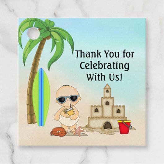 Boy Beach Baby Sandcastle in Surfboard Babydusche Geschenkanhänger (Vorderseite)