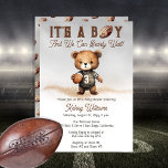 Boy Bearly Wait American Football Baby Dusche Einladung<br><div class="desc">Niedliches Sportthema "Es ist ein Junge und wir können schon frühzeitig warten!" Teddy Bear American Football Player Boy Baby Shower Design.</div>