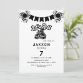Boy Black Roller Skaten Birthday Party Einladung (Stehend Vorderseite)