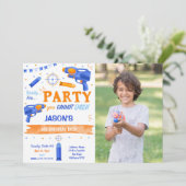 Boy Blue und Orange Dart Gun Foto Einladung (Stehend Vorderseite)