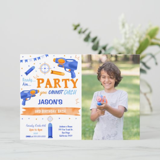 Boy Blue und Orange Dart Gun Foto Einladung (Stehend Vorderseite)
