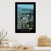 Boy Bungee Jumping vom Sky Tower Poster (Küche)