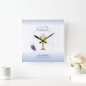 Boy First Communion, Chalice with Host and Grapes Quadratische Wanduhr (Zuhause)