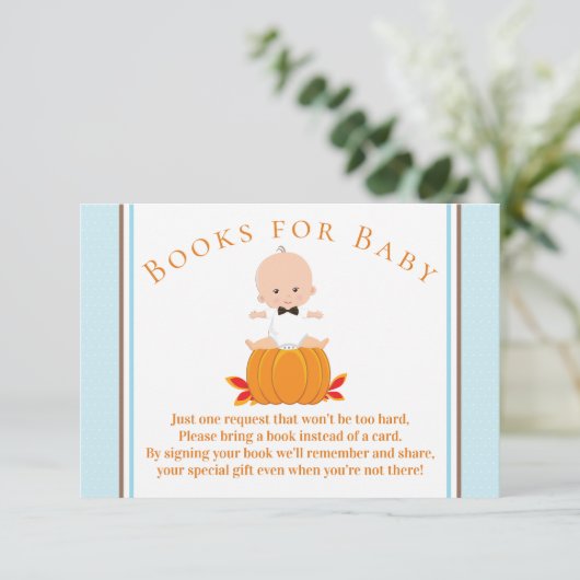 Boy Little Pumpkin bringen eine Buchkarte mit Einladung (Stehend Vorderseite)
