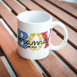 Boy Mama etablierte Date Mama Boys Cowboy Rodeo Kaffeetasse<br><div class="desc">Boy Mama Design mit Skripttypografie Text "Mama" und etablierte Datum (anpassbarer Text) mit den Buchstaben "Junge" in einem farbenfrohen Land Rodeo Farbthema von karierten blauen,  gelben Sheriff Sterne,  und rot bandana Design.</div>