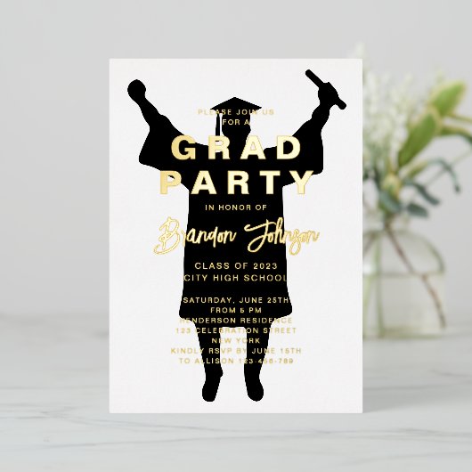 Boy Modern Black Gold Graduation Party Folieneinladung (Stehend vorne)