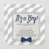 Boy Navy Blue Bow Krawatte Gray Stripes Baby Dusch Einladung (Vorne/Hinten)