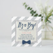 Boy Navy Blue Bow Krawatte Gray Stripes Baby Dusch Einladung (Stehend Vorderseite)