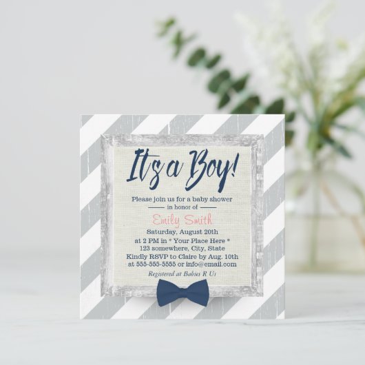 Boy Navy Blue Bow Krawatte Gray Stripes Baby Dusch Einladung (Stehend Vorderseite)