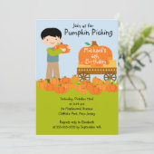 Boy Pumpkin Picking Geburtstagsparty Einladungen (Stehend Vorderseite)