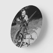 Boy Riding Tricycle Runde Wanduhr (Winkel)