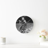 Boy Riding Tricycle Runde Wanduhr (Zuhause)