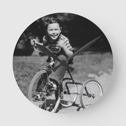 Boy Riding Tricycle Runde Wanduhr (Vorderseite)