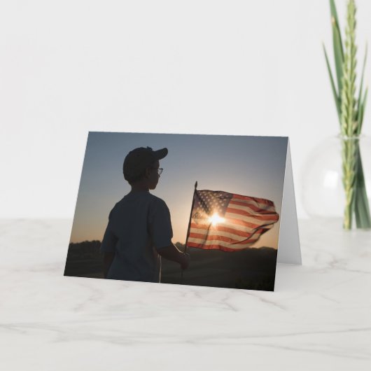 Boy Scout Holding USA Flag Karte (Vorderseite)