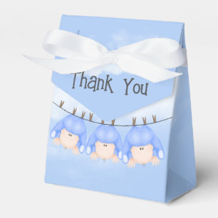 Boy Triplets, die an der Wäscheleine hängen Geschenkschachtel