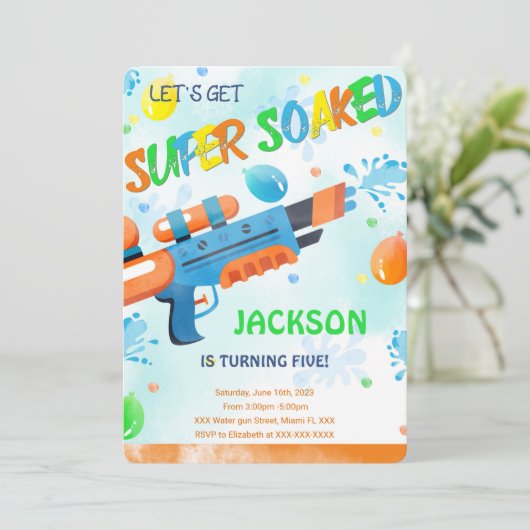 Boy Water Gun zum Geburtstag Einladungen (Stehend Vorderseite)