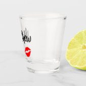 Boyfriend Kisses Schnapsglas (Rechts)