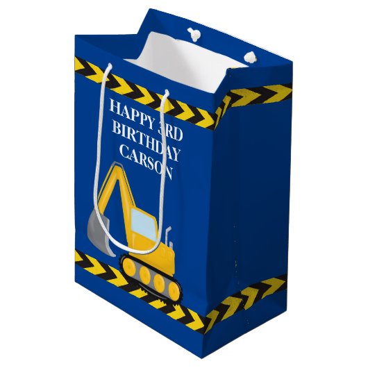 Boys Birthday Blue Construction Vehicle Custom Mittlere Geschenktüte (Vorderseite Schrägansicht)