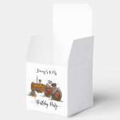 Boys birthday party with antique tractor design geschenkschachtel (Geöffnet)