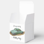 Boys birthday party with two toned sedan geschenkschachtel (Geöffnet)