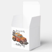 Boys birthday party with wrecker geschenkschachtel (Geöffnet)