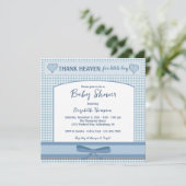 Boys Blue Gingham Baby Shower Einladung (Stehend Vorderseite)