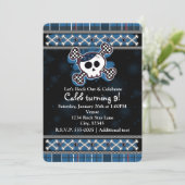 Boys Blue Kariert Skull Crossbones Party Einladung (Stehend Vorderseite)