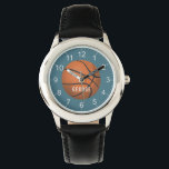 Boys Blue Sports Basketball Kinder Armbanduhr<br><div class="desc">Diese niedliche und moderne Kinderuhr verfügt über einen Basketball mit blauem Hintergrund. Die Armbanduhr kann mit dem Namen Ihrer Jungs personalisiert werden und mit klaren Zahlen,  die perfekte Geschenkidee für jeden Sportler.</div>