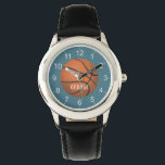 Boys Blue Sports Basketball Kinder Armbanduhr<br><div class="desc">Diese niedliche und moderne Kinderuhr verfügt über einen Basketball mit blauem Hintergrund. Die Armbanduhr kann mit dem Namen Ihrer Jungs personalisiert werden und mit klaren Zahlen,  die perfekte Geschenkidee für jeden Sportler.</div>