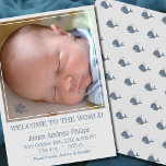 Boys Classic Square Foto Einfache Geburtsankündigu Ankündigung<br><div class="desc">Dieses klassische Design besticht durch ein quadratisches Foto mit einem dünnen, eleganten Innenrahmen und der Überschrift "Welcome to the World". Fügen Sie Ihrem Baby die Geburtsinformation und Ihr eigenes schönes Foto für eine einfache und süße Geburtsankündigung hinzu! Im Hintergrund befindet sich ein optionales Muster niedlicher Blauwale. (Zum Entfernen klicken Sie...</div>