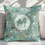 Boys Cool Dinosaur Fossil Muster Monogram Kids Kissen<br><div class="desc">Dieses coole personalisierte Kissendesign zeichnet sich durch ein blaues und grünes Dinosaurier-Fossilienmuster aus, mit jurassischen Pflanze, Dino-Skelettknochen und anderen archäologischen Illustrationen. Es gibt auch Platz für Sie, Ihren Jungs Namen und Monogramm in whimsical Typografie hinzuzufügen. Das perfekte Dinosaurier-Geschenk für alle Geschichten und Dinosaurier-Liebhaber, ideal für ein Kinderzimmer oder ein Baby-Kinderzimmer....</div>