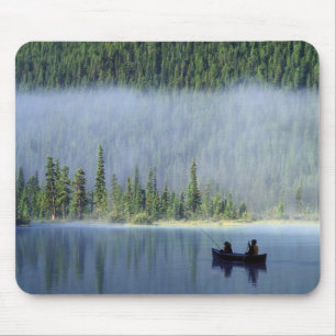 Boys, die auf dem Waterfowl Lake fischen, Banff Na Mousepad
