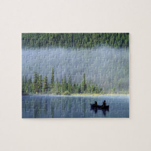 Boys, die auf dem Waterfowl Lake fischen, Banff Na Puzzle