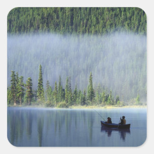 Boys, die auf dem Waterfowl Lake fischen, Banff Na Quadratischer Aufkleber