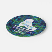 Boys Ice Skaten Birthday Party Neon Pappteller (Schrägansicht)