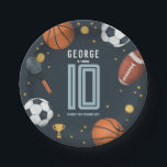 Boys Modern Blue Sports Kindergeburtstag Pappteller<br><div class="desc">Dieses niedliche und moderne Kindergeburtstag-Papierschild-Design besticht durch ein blaues Cartoon-Design mit Basketball,  Fußball,  Fußball,  Fußball,  Tennisschläger,  Trophäe und Sternen. Der Teller kann mit Ihrem Jungen Name,  Alter und Datum des Party personalisiert werden. Die perfekte Ergänzung zum Party Ihres Kindes zum Thema Sport.</div>
