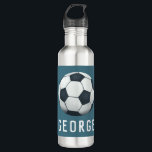 Boys Modern Blue Sporty Soccer Kinder Edelstahlflasche<br><div class="desc">Diese niedliche und moderne Stahlwasserflasche enthält eine Fußball-Ball-Abbildung mit blauem Hintergrund und Platz zum Hinzufügen von Namen und Jersey-Nummer (oder Alter!). Ideal für sportliche Liebhaber oder einen aufstrebenden Athleten. Ideal für Kinder oder Erwachsene,  das perfekte Fußball-Trainingsgeschenk.</div>