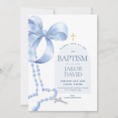 Boys moderne Blue Bow & Rosary Taufe Einladung (Vorderseite)