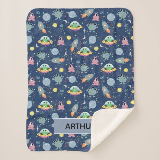 Boys Niedlich Space Alien Cartoon Muster & Name Ki Sherpadecke (Vorderseite)