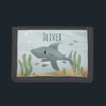 Boys Niedlicher Ozeanhai und Name Kinder Tri-fold Geldbeutel<br><div class="desc">Dieses coole Kinderwallet-Design verfügt über einen Haifischfisch-Cartoon mit Fisch und Algen und kann mit dem Namen Ihres Jungen personalisiert sein. Perfekt als das erste Portemonnaie eines jungen Ozeanliebhabers! Karo in unserem Shop für andere lustige Meeresthemen.</div>
