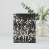 Boys posieren zwischen Schwimmern, 1920 Postkarte (Stehend Vorderseite)