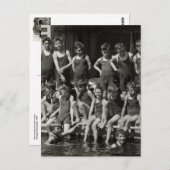Boys posieren zwischen Schwimmern, 1920 Postkarte (Vorne/Hinten)