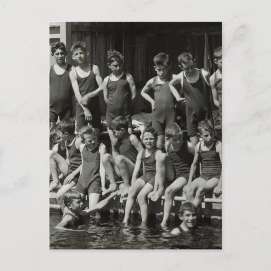 Boys posieren zwischen Schwimmern, 1920 Postkarte (Vorderseite)