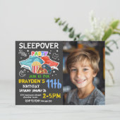 Boys Sleepover Foto Gaming Pizza Geburtstag Einladung (Stehend Vorderseite)