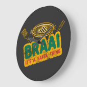 Braai It's a Saffa Thing - South African GRILLEN G Große Wanduhr (Winkel)